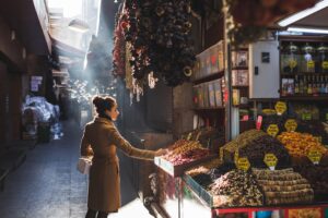 Mujer en el gran mercado de Estambul